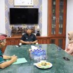 Duta anti rokok drai Jembrana Nuri Musfiriyah ketika menghadap Bupati Tamba. (Foto: istimewa)