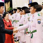 Presiden Jokowi mengukuhkan 76 pelajar menjadi anggota Pasukan Pengibar Bendara Pusaka (Paskibraka) Tahun 2023 di Istana Negara, Jakarta, pada Selasa (15/8/2023). (Foto: BPMI Setpres/Laily Rachev)