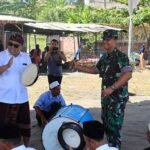 Bupati Jembrana I Nengah Tamba saat menghadiri acara tasyakuran petik laut yang diadakan oleh kelompok nelayan Desa Medewi.