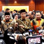 Presiden Jokowi memberikan keterangan kepada awak media usai menghadiri peringatan Hari Konstitusi sekaligus Hari Ulang Tahun Ke-78 Majelis Pemusyawaratan Rakyat Republik Indonesia (MPR RI) yang digelar di Gedung MPR RI, Jakarta pada Jumat (18/8/2023). (Foto: BPMI Setpres/Rusman)