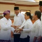 Gubernur Bali Wayan Koster saat menyerahkan remisi secara simbol di di ruang Dharmawangsa Kanwil Kemenkumham Bali, Kamis (17/8/2023). (Foto: istimewa)