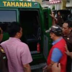 Tersangka saat dimasukkan ke mobil tahanan. (Foto: Istimewa)