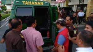 Tersangka saat dimasukkan ke mobil tahanan. (Foto: Istimewa)