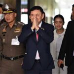 Mantan Perdana Menteri Thailand Thaksin Shinawatra disambut pihak berwenang saat tiba di Bangkok. (Foto: AFP)