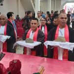 Penjabat Walikota Ambon, Bodewin Melkias Wattimena, M.Si, saat melakukan prosesi pelatakan batu pertama pembangunan gereja Hohernaz Jemaat Sumber Kasih, Minggu (Minggu (4/9/2023). (Foto: M-009)