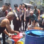 TNI-Polri Peduli, Ribuan Liter Air Bersih Dikucurkan di Kecamatan Deket