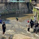 TPN Ganjar-Mahfud Rangkul Pemuda di Bandung Sambil Bebersih Sungai Cikapundung