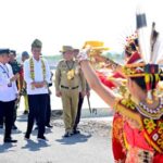 Presiden Jokowi Tiba di Kalbar, Disambut Prosesi Adat Tepung Tawar