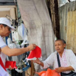 Jelang HUT RI, Pj Gubernur Maluku Bagi Ribuan Bendera Merah Putih Kepada Warga Ambon 