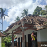 Puting Beliung, Rumah Warga di Melaya Jembrana Tertimpa Pohon Tumbang