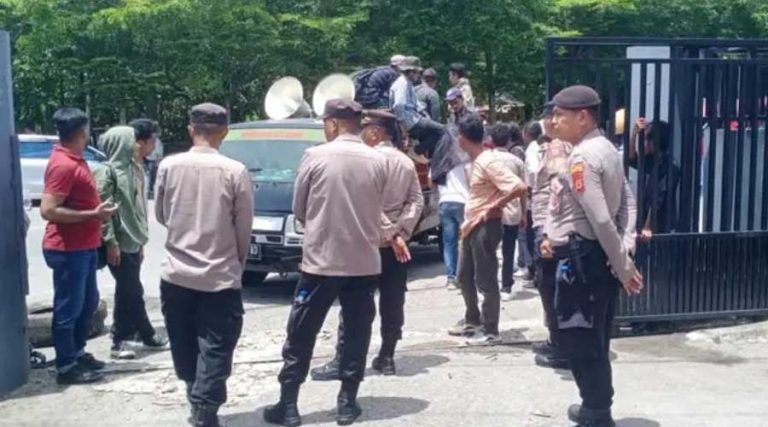 Sejumlah aparat kepolisian sedang mengawal jalannya demo di depan Kantor Balai Pekerjaan Jalan Nasional (BPJN) Maluku.