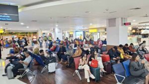 Suasana penumpang di terminal keberangkatan domestik di Bandara Ngurah Rai