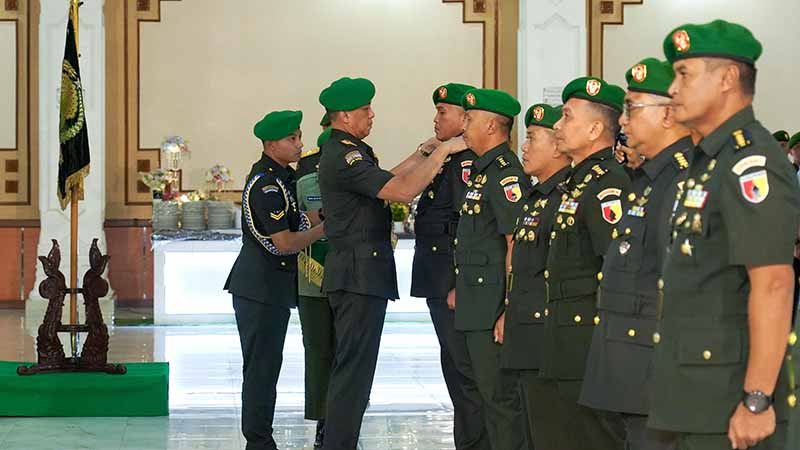 Prosesi serah terima jabatan yang digelar di Gedung Balai Prajurit Makodam V/Brawijaya, Surabaya pada Rabu (12/02/2025)