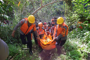 evakuasi mayat pekerja di sungai ayung